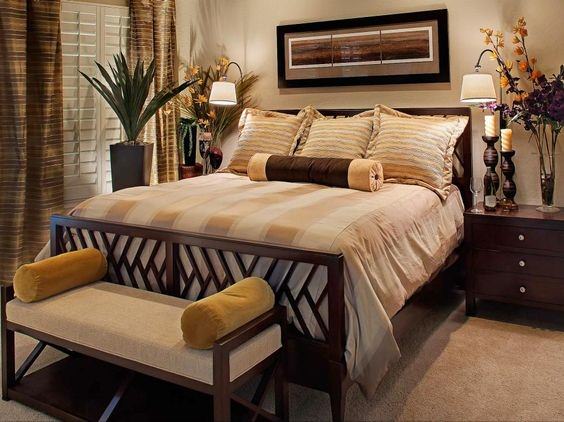 اتاق خواب با تخت دو نفره چوبی، فرش و دیوارهای کرم رنگ که پرده آن به رنگ قهوه ای است